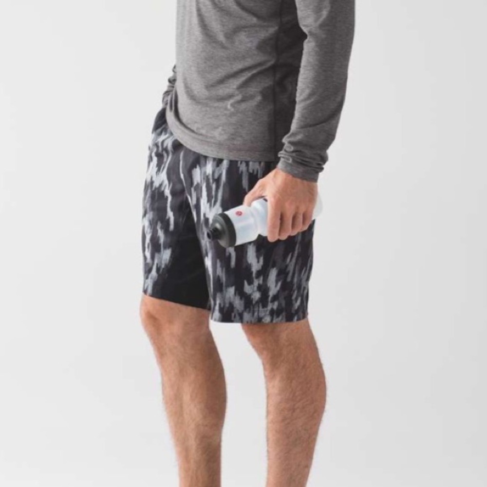 Lululemon Mens T.H.E. Short *Luxtreme Liner 7" in Rock Face Mercury Black Size S